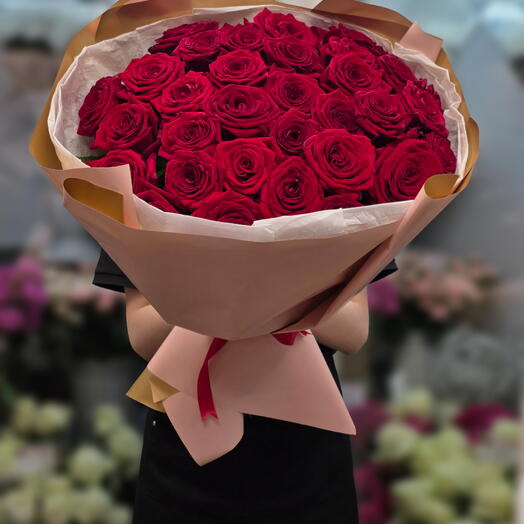Букет из 33 роз сорта Red Naomi