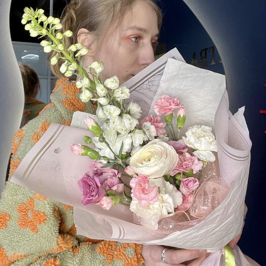 Садовый букет с дельфиниумом и эустомой