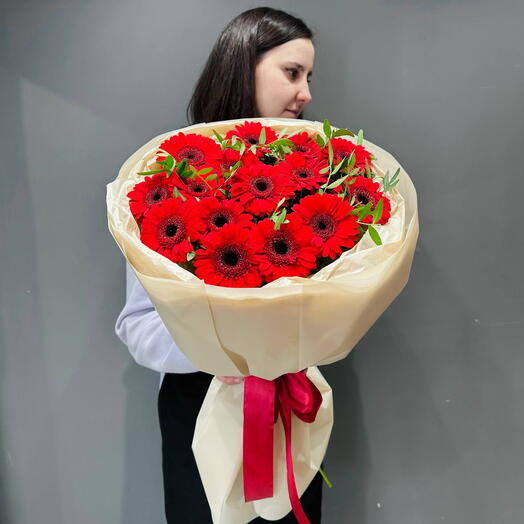 Букет с красными герберами