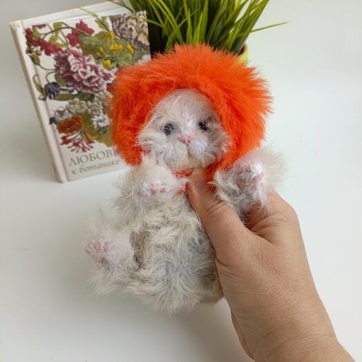 Котенок вязаный в шапочке