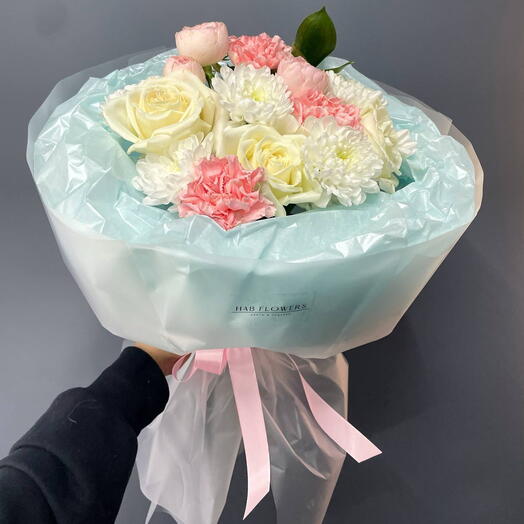 Букет из белых роз, диантусов и пионовидных кустовых розочек