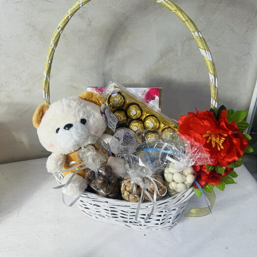 Корзина мишка , орехи и конфеты