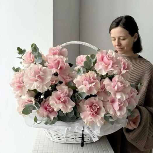 Французские розы в корзине