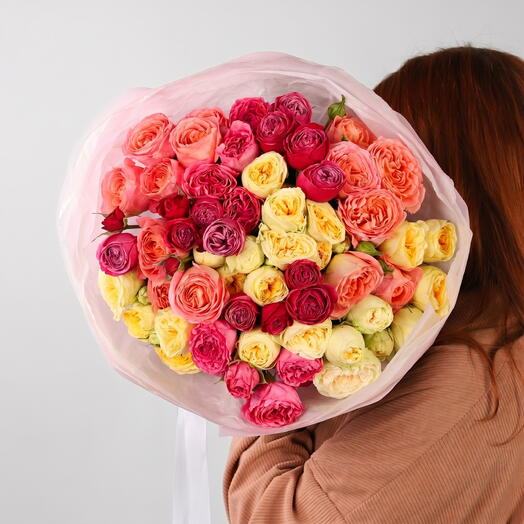 Яркий букет кустовых роз Rose Seljuke