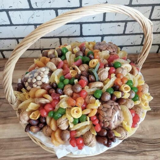 Шикарная корзина  с сухофруктами и орехами