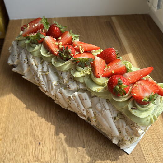 Меренговый рулет клубника