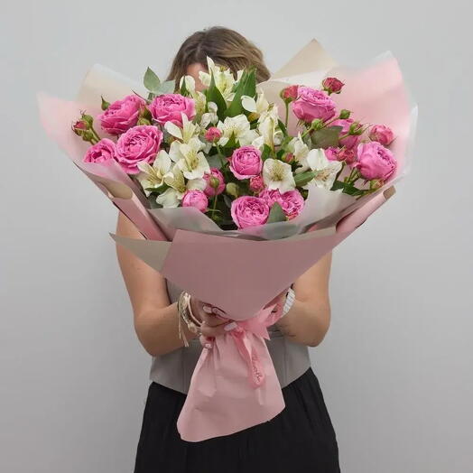 Сборный букет из альстромерии и пионовидной розы Мисти Баблс