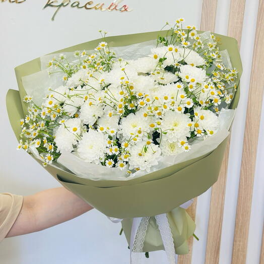 Букет из хризантем и ромашек