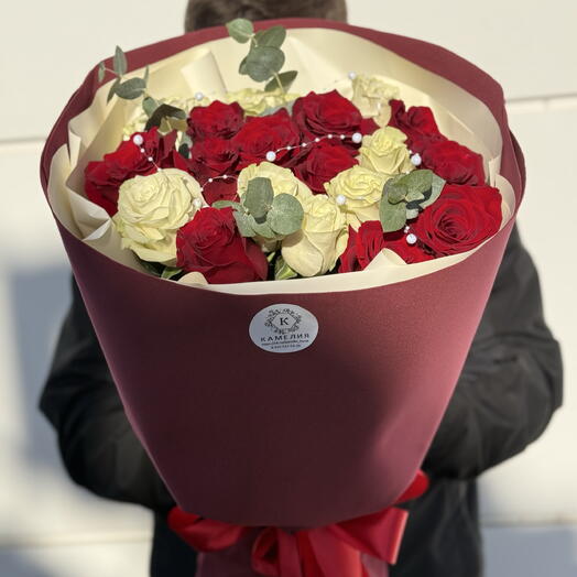 Красно-белая роза с эвкалиптом 🌹