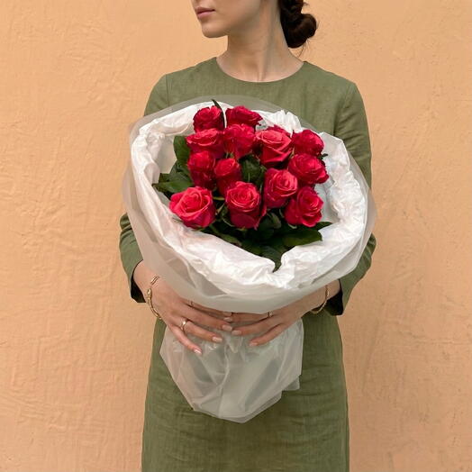 Букет из 15 кенийских малиновых роз