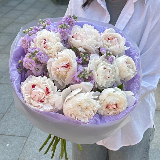 Шикарный ароматный букет из местных пионов и кустовой маттиолы💜