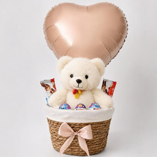Подарочный бокс с мишкой, сладостями Kinder и шаром в форме сердца💕