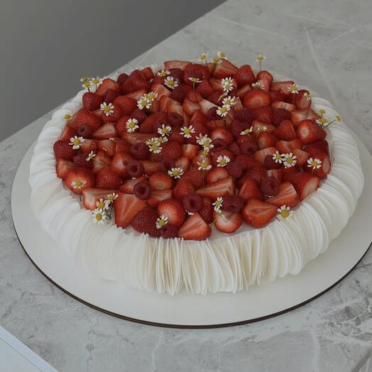Торт свадебный с клубникой и ромашками