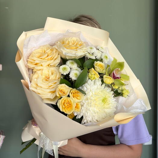 Букет из роз, орхидеи, хризантем и рускуса