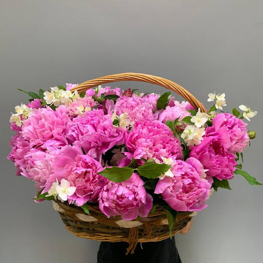 Корзинка из ароматных пионов