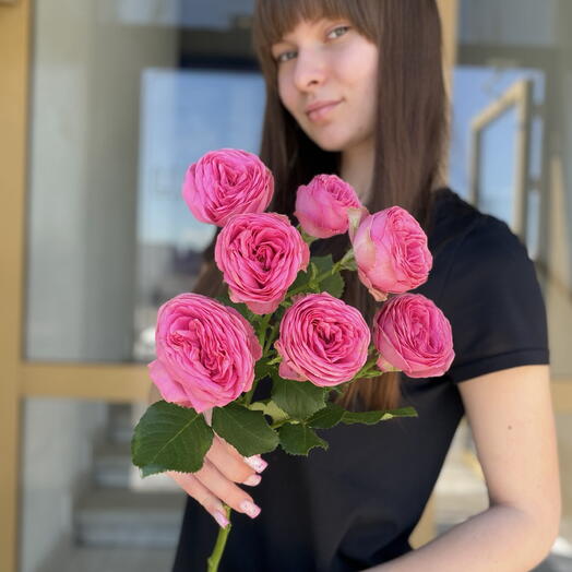 Кустовая пышная малиновая роза 🌹