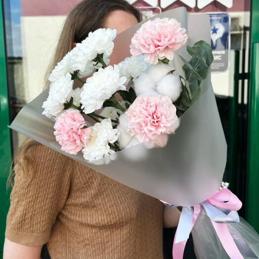 Букет-комплимент из хризантемы, диантусов и хлопка