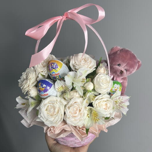 Корзинка с кустовой розой ,альстромерией ,мишкой и киндерами🌸