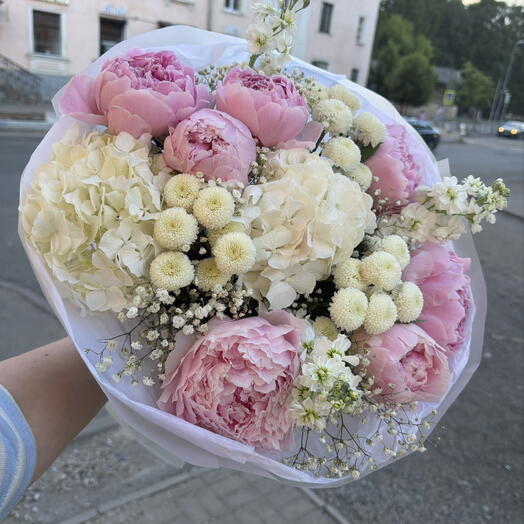 Стильный букет с гортензиями , пионами и маттиолой💕