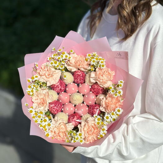 Букет из клубники и цветов «Ромашка» 🌸