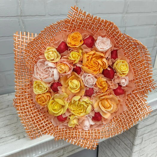 Розы с клубникой из зефира