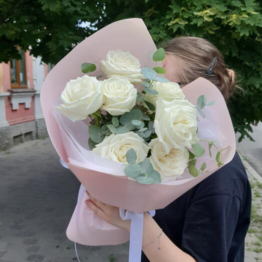 Букет белых роз с эвкалиптом