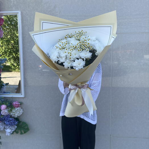 Букет из хризантем и ромашек