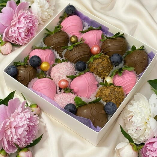 Клубника в шоколаде 12-16 ягод «Брависсимо» + подарок от Vivienne Sabo -
румяна MACARON