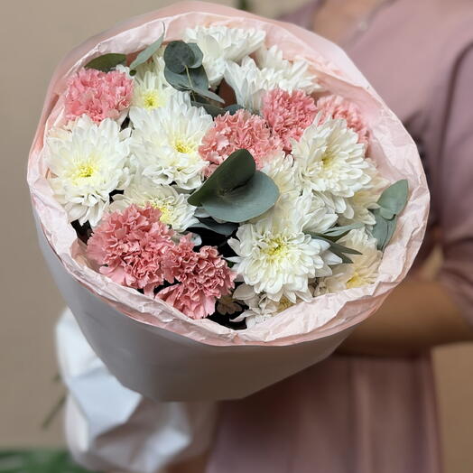 Хризантема, ажурные диантусы и эвкалипт