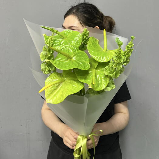Букет с антуриумом и молюцелой 💚