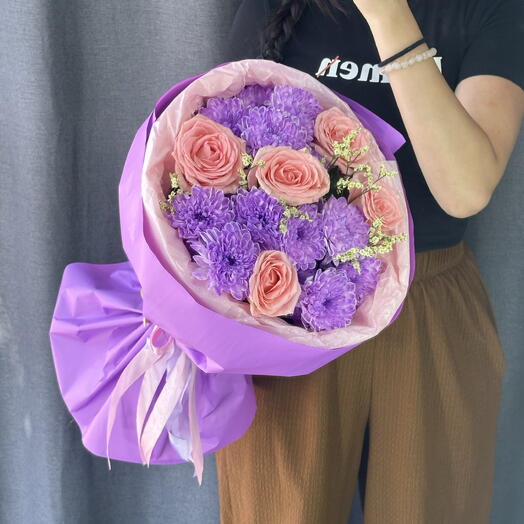 Букет с розами и кустовыми хризантемами в розово-фиолетовых оттенках 💜🌸