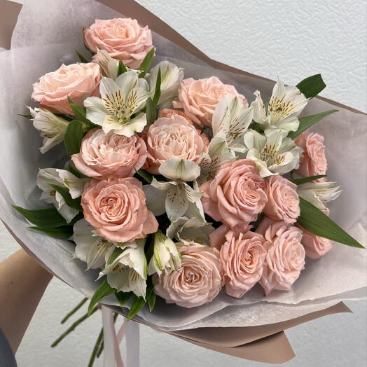 Пионовидные розы и альстромерии🌸