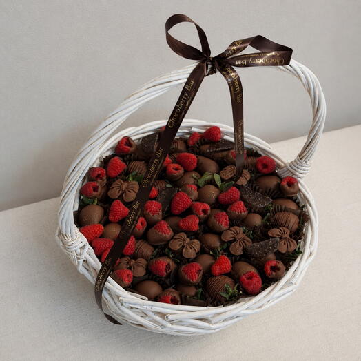 Подарочная корзина с клубникой в горьком шоколаде и свежей малиной 🍓🍫