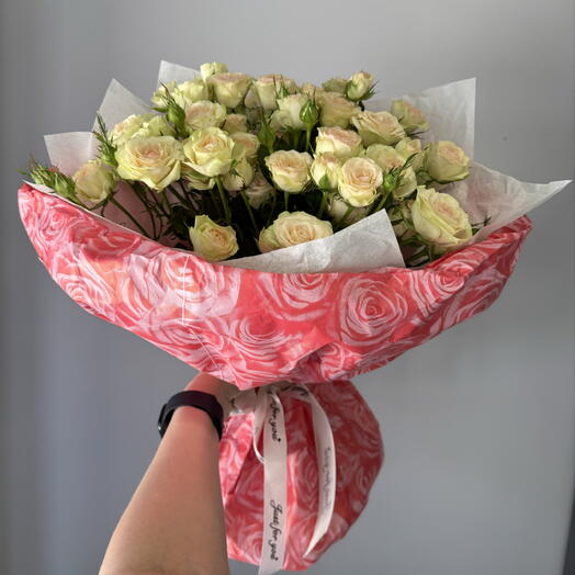 Букет из 9 кустовых роз в крафте