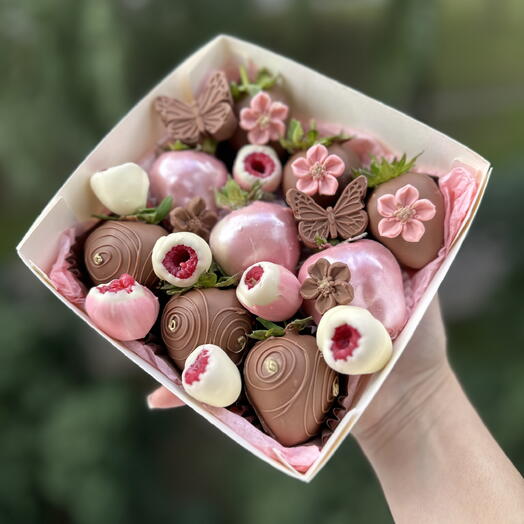 Клубника в шоколаде 9 шт +малина в двойном шоколаде 🍓