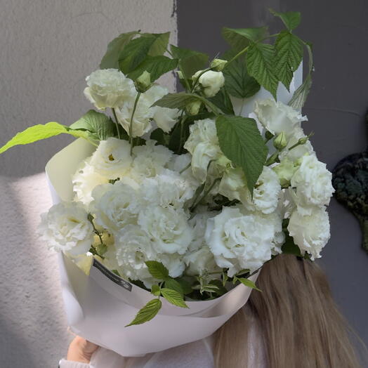 Mono-bouquet with 8 White Eustomas and Raspberry leaves
