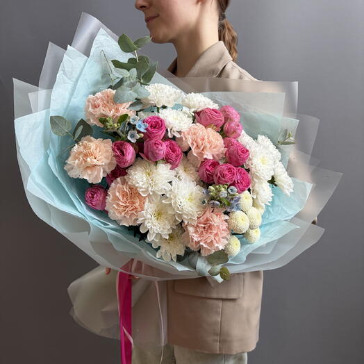 Роскошный букет с яркими кустовыми розами и голубым оксипеталлумом 💙