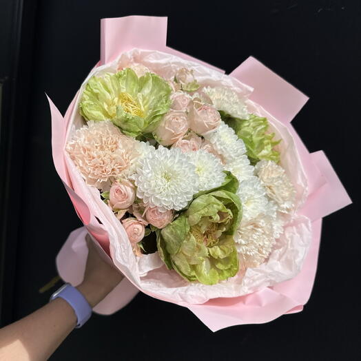 Авторский букет с пионовидной розой Вегги и кустовой пионовидной розой «Нежные чувства»