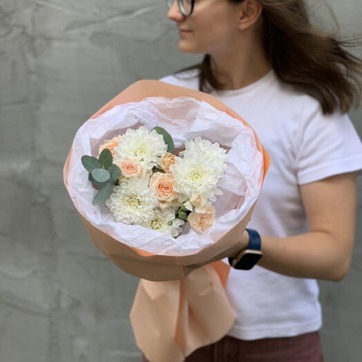 Букет с хризантемой и кустовой розой
