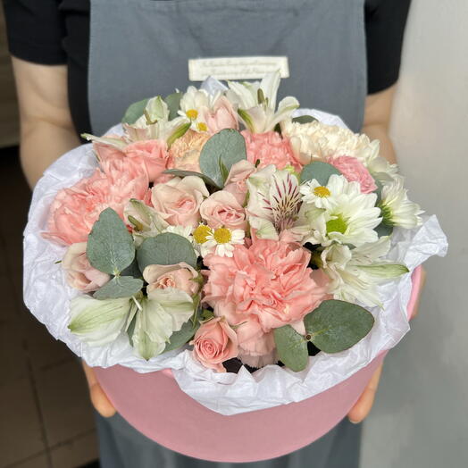 Композиция из диантусов и кустовых роз