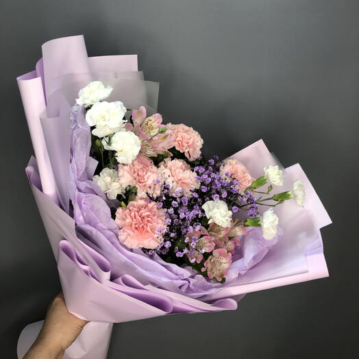Букет с диантусами,альстромериями,гипсофилой🌸🩷☘️
