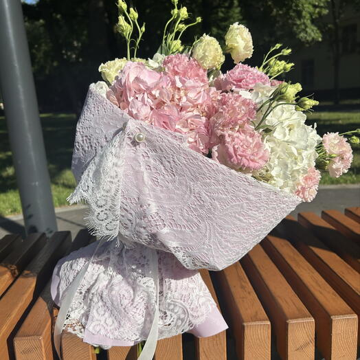 Нежный букет в кружеве  с белой гортензией, розовой гвоздикой и эустомой  «Джульетта»