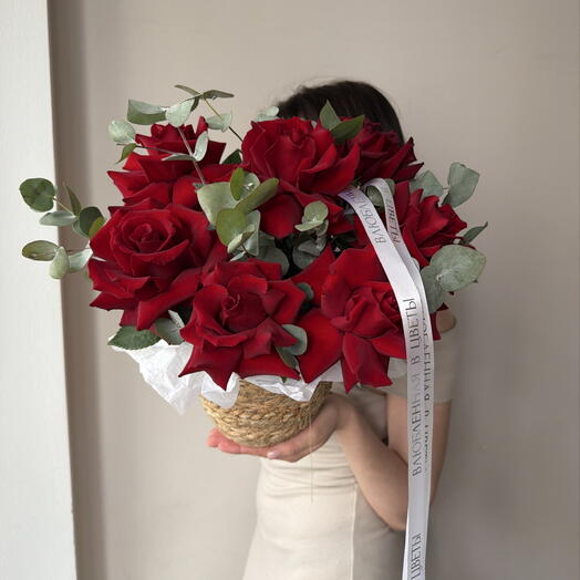 Розы ажурные в корзине с эвкалиптом s