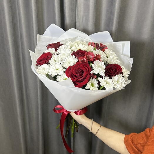 Букет с хризантемами и розами