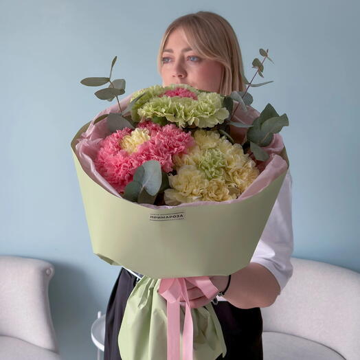 Букет из 21 гвоздики микс с эвкалиптом «Весенний макарон» 🌿🌸 40814