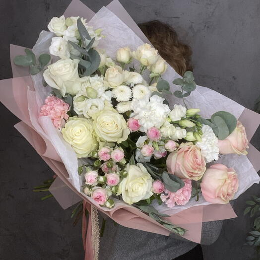 Букет из кустовых и одноголовых роз