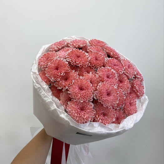 Яркий букет из 7 розовых кустовых хризантем