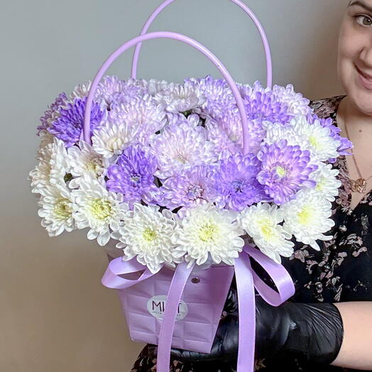 Нежная лавандовая хризантема в сумочке