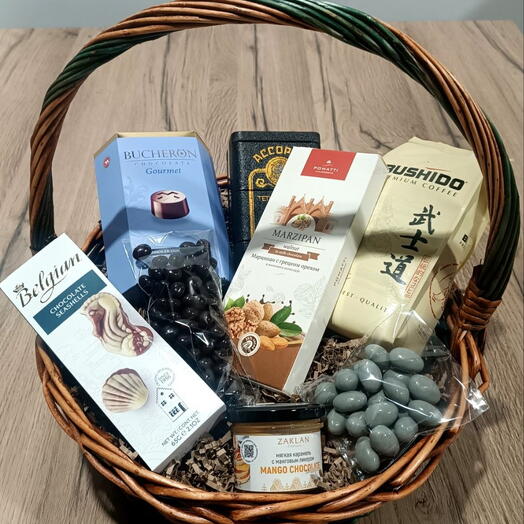 Подарочная корзина с чаем, кофе и шоколадом