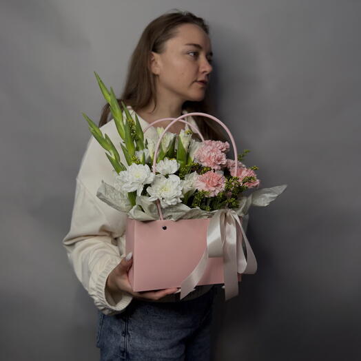 БУКЕТ ИЗ 3 БЕЛЫХ ГЛАДИОЛУСОВ, РОЗОВЫХ ГВОЗДИК С КУСТОВОЙ ХРИЗАНТЕМОЙ В СУМОЧКЕ С ЛЕНТОЙ